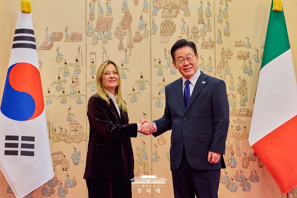 이재명 대통령과 조르자 멜로니 이탈리아 총리가 1월 19일 청와대에서 한·이탈리아 정상회담에 앞서 기념촬영을 하고 있다.