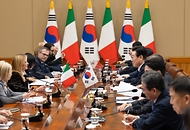 이재명 대통령과 조르자 멜로니 이탈리아 총리가 1월 19일 청와대에서 확대회담을 하고 있다.