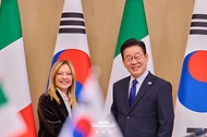 이재명 대통령과 조르자 멜로니 이탈리아 총리가 1월 19일 청와대에서 열린 확대회담에서 악수하고 있다. 