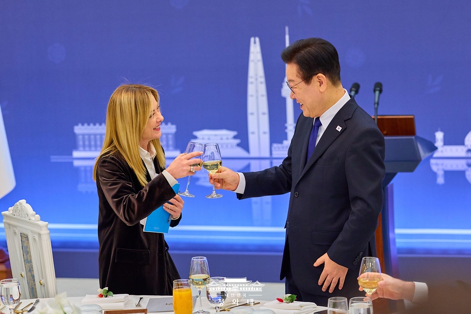이재명 대통령과 조르자 멜로니 이탈리아 총리가 1월 19일 청와대에서 열린 한·이탈리아 공식 오찬에서 건배를 하고 있다.