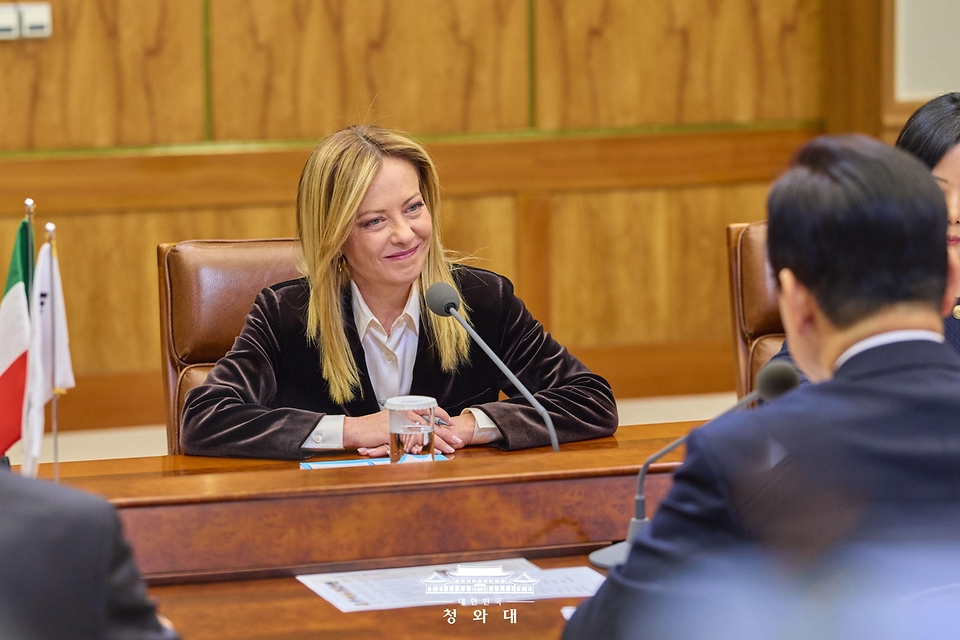 조르자 멜로니 이탈리아 총리가 1월 19일 청와대에서 열린 확대회담에서 이재명 대통령의 발언을 듣고 있다.