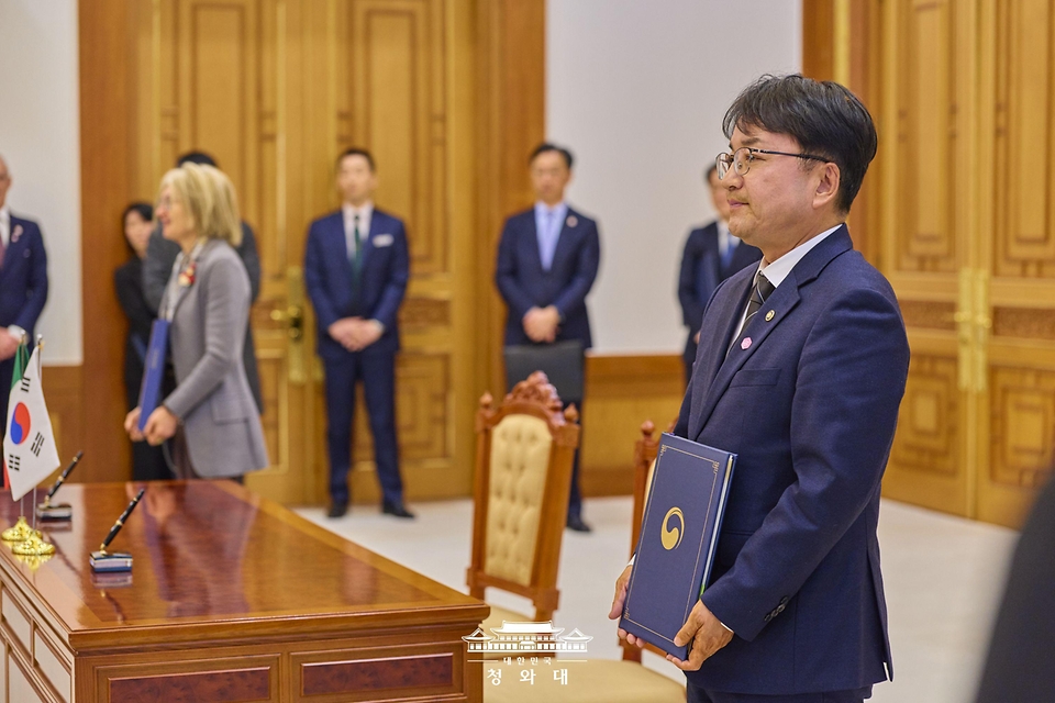 이재명 대통령과 조르자 멜로니 이탈리아 총리가 참석한 가운데 1월 19일 청와대에서 김광용 행정안전부 재난안전관리본부장과 에밀리아 가토 주한 이탈리아 대사가 시민보호 협력 양해각서를 체결한 뒤 기념촬영하고 있다. 
