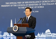 이재명 대통령이 1월 19일 청와대에서 조르자 멜로니 이탈리아 총리와 정상회담 후 공동언론발표를 하고 있다.