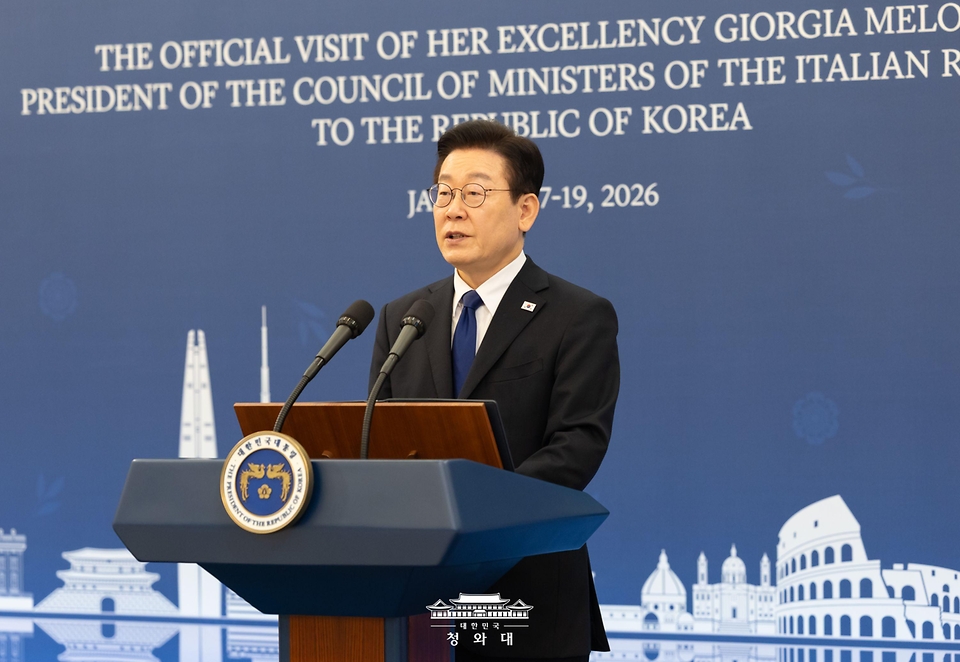 이재명 대통령이 1월 19일 청와대에서 조르자 멜로니 이탈리아 총리와 정상회담 후 공동언론발표를 하고 있다.