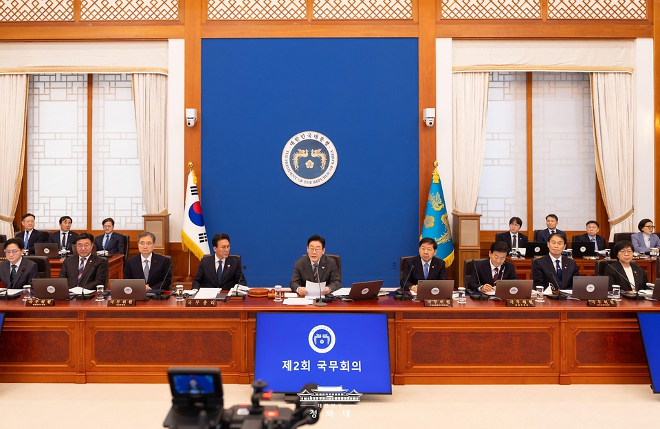 이재명 대통령이 1월 20일 청와대에서 열린 국무회의에서 발언하고 있다.