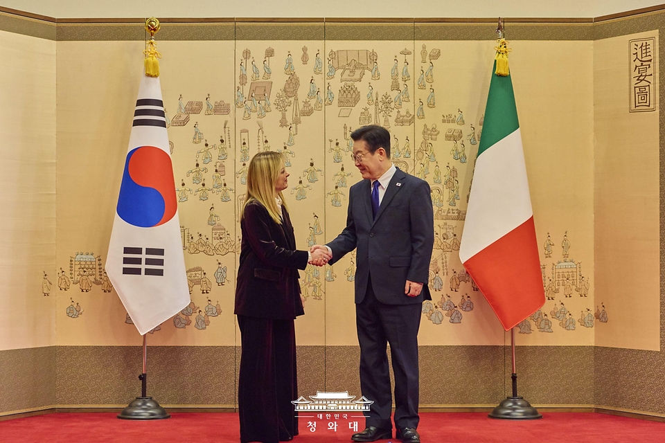 이재명 대통령과 조르자 멜로니 이탈리아 총리가 1월 19일 청와대에서 한·이탈리아 정상회담에 앞서 기념촬영을 하고 있다.