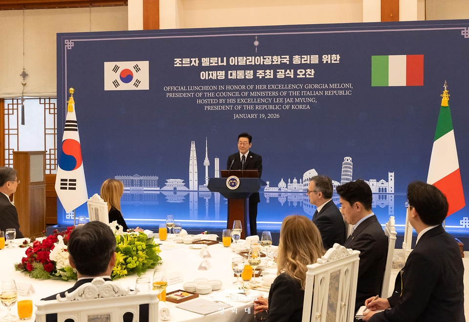 이재명 대통령이 1월 19일 청와대에서 열린 조르자 멜로니 이탈리아 총리와의 공식 오찬에서 환영사를 하고 있다.