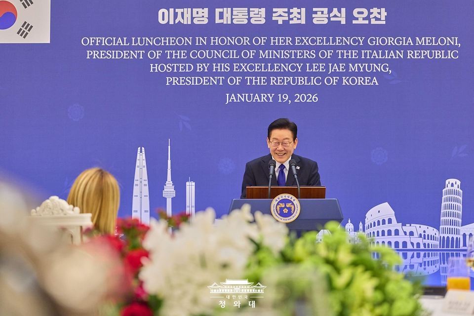 이재명 대통령이 1월 19일 청와대에서 열린 조르자 멜로니 이탈리아 총리와의 공식 오찬에서 환영사를 하고 있다.