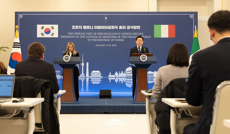 이재명 대통령과 조르자 멜로니 이탈리아 총리가 1월 19일 청와대에서 정상회담 후 공동언론발표를 하고 있다.