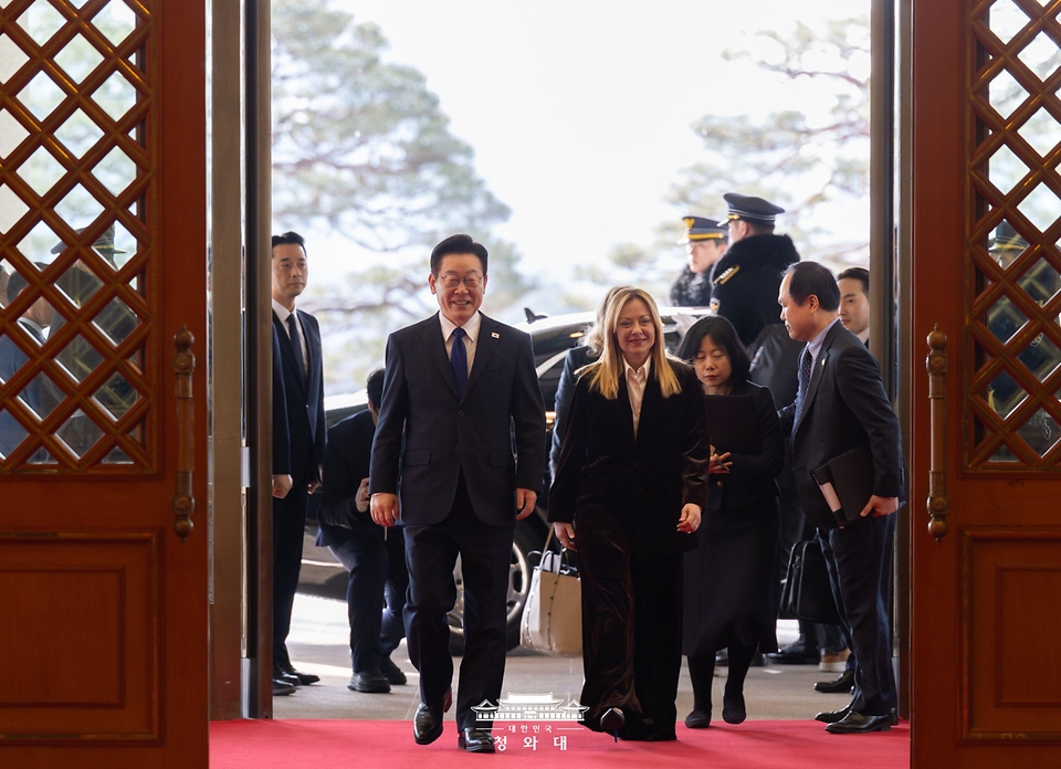 이재명 대통령과 조르자 멜로니 이탈리아 총리가 1월 19일 청와대에서 한·이탈리아 정상회담 참석을 위해 입장하고 있다.