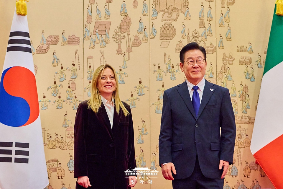 이재명 대통령과 조르자 멜로니 이탈리아 총리가 1월 19일 청와대에서 한·이탈리아 정상회담에 앞서 기념촬영을 하고 있다.