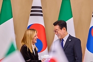 이재명 대통령과 조르자 멜로니 이탈리아 총리가 1월 19일 청와대에서 열린 확대회담에서 악수하고 있다. 