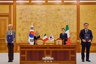 이재명 대통령과 조르자 멜로니 이탈리아 총리가 참석한 가운데 1월 19일 청와대에서 허민 국가유산청장과 에밀리아 가토 주한 이탈리아 대사가 문화유산 및 경관보호 양해각서를 체결한 뒤 기념촬영하고 있다.