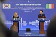 이재명 대통령과 조르자 멜로니 이탈리아 총리가 1월 19일 청와대에서 정상회담 후 공동언론발표를 하고 있다.