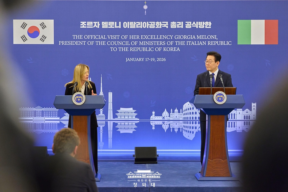 이재명 대통령과 조르자 멜로니 이탈리아 총리가 1월 19일 청와대에서 정상회담 후 공동언론발표를 하고 있다.
