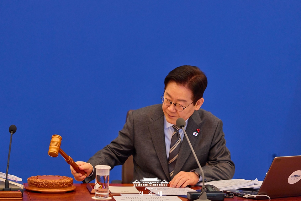 이재명 대통령이 1월 20일 청와대에서 열린 국무회의에서 개회선언을 하고 있다. 