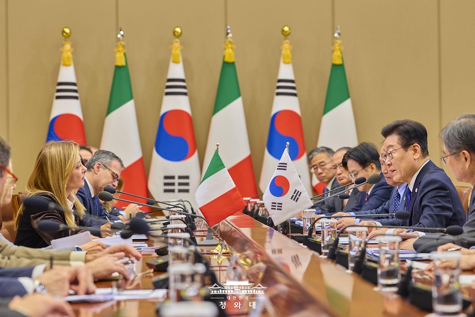 이재명 대통령과 조르자 멜로니 이탈리아 총리가 1월 19일 청와대에서 확대회담을 하고 있다. 