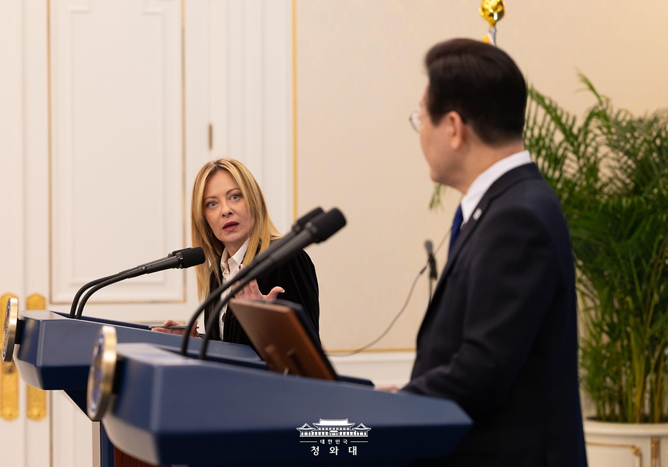 이재명 대통령과 조르자 멜로니 이탈리아 총리가 1월 19일 청와대에서 정상회담 후 공동언론발표를 하고 있다.