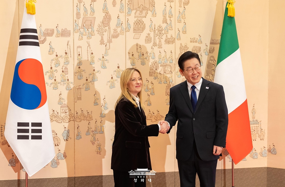 이재명 대통령과 조르자 멜로니 이탈리아 총리가 1월 19일 청와대에서 한·이탈리아 정상회담에 앞서 기념촬영을 하고 있다.