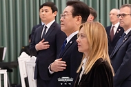이재명 대통령이 1월 19일 청와대에서 열린 조르자 멜로니 이탈리아 총리와의 공식 오찬에서 국기에 경례하고 있다.