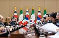 이재명 대통령과 조르자 멜로니 이탈리아 총리가 1월 19일 청와대에서 확대회담을 하고 있다.