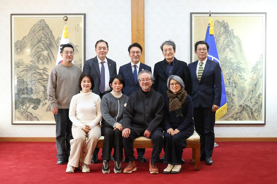 김민석 국무총리가 1월 20일 삼청동 총리서울공관에서 열린 연극인과의 간담회 후 기념촬영을 하고 있다.