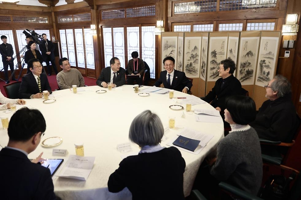 김민석 국무총리가 1월 20일 삼청동 총리서울공관에서 열린 연극인과의 간담회에서 인사말을 하고 있다.