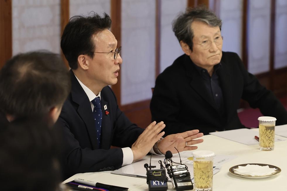 김민석 국무총리가 1월 20일 삼청동 총리서울공관에서 열린 연극인과의 간담회에서 인사말을 하고 있다.