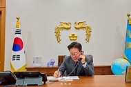 이재명 대통령이 1월 20일 청와대에서 타밈 빈 하마드 알사니 카타르 국왕과 통화를 하고 있다.