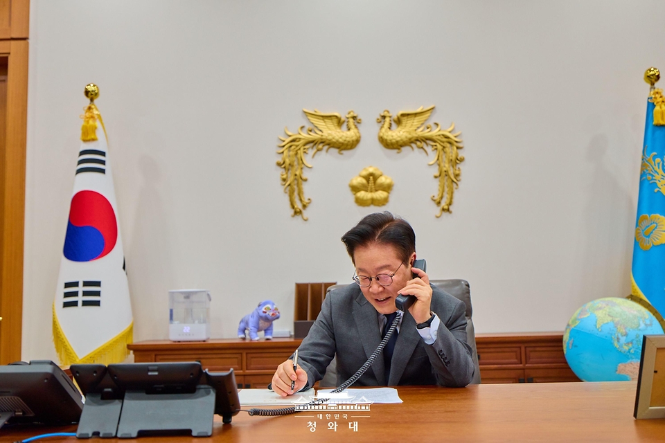 이재명 대통령이 1월 20일 청와대에서 타밈 빈 하마드 알사니 카타르 국왕과 통화를 하고 있다.