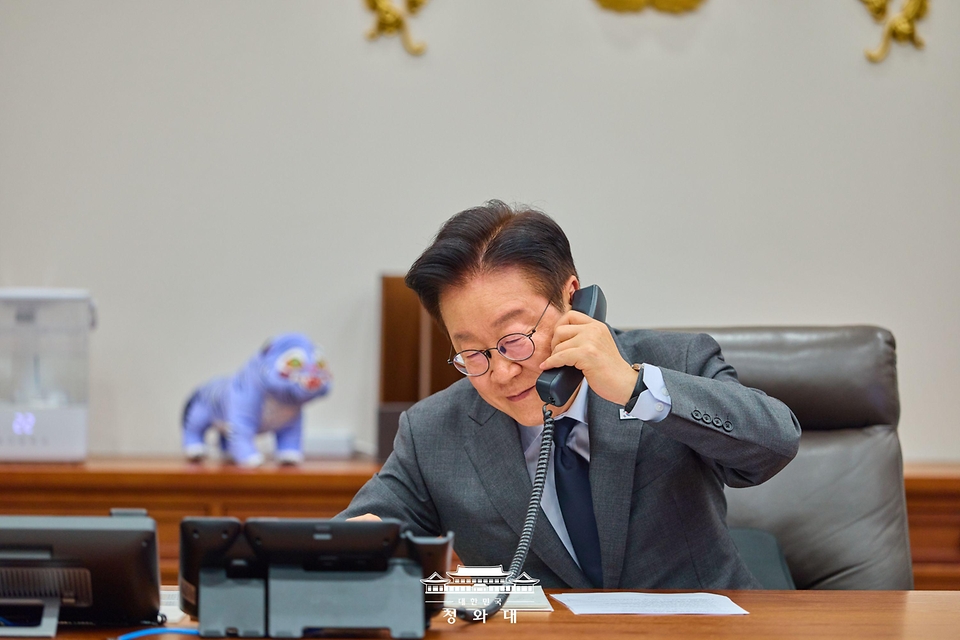 이재명 대통령이 1월 20일 청와대에서 타밈 빈 하마드 알사니 카타르 국왕과 통화를 하고 있다.