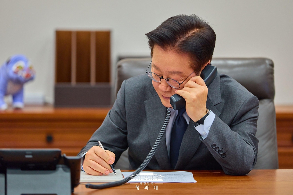 이재명 대통령이 1월 20일 청와대에서 타밈 빈 하마드 알사니 카타르 국왕과 통화를 하고 있다.