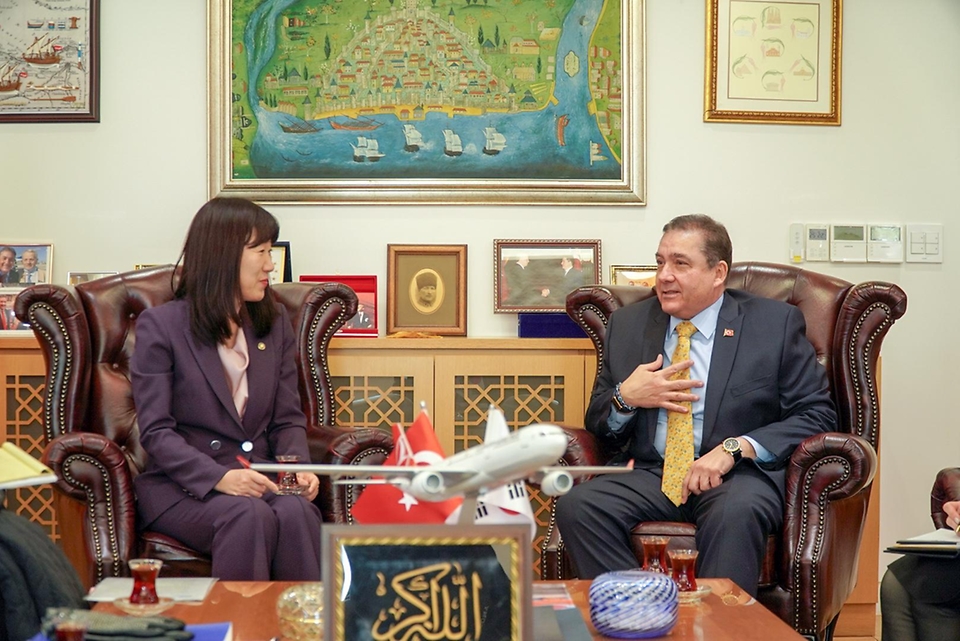 강윤진 국가보훈부 차관이 1월 20일 오후 서울시 중구 주한튀르키예대사관에서 열린 이달의 6.25전쟁영웅(타흐신 야즈즈) 선정패 증정식에 참석하여 무랏 타메르 주한튀르키예 대사에게 선정패를 수여하고 기념촬영을 하고 있다.