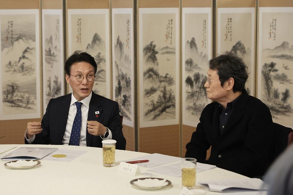 김민석 국무총리가 1월 20일 삼청동 총리서울공관에서 열린 연극인과의 간담회에서 인사말을 하고 있다.