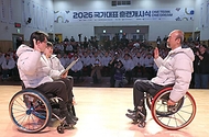 문화체육관광부 최휘영 장관은 1월 15일, 이천선수촌에서 열린 '2026년 장애인 국가대표 선수단 훈련개시식'에 참석해 훈련에 돌입한 장애인 국가대표 선수단을 격려하고 선수·지도자들과 새해 인사를 나눴다. 
<br><br>
이번 훈련개시식에는 동·하계 장애인 국가대표 선수와 경기 임원 등 90여 명을 비롯해 대한장애인체육회 회장, 경기단체 및 시도 장애인체육회 임직원 등 150여 명이 참석했다.