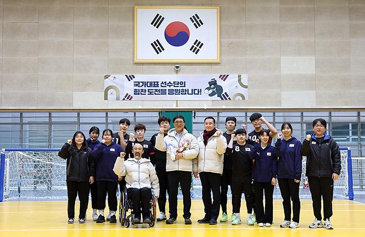 문화체육관광부 최휘영 장관은 1월 15일, 이천선수촌에서 열린 '2026년 장애인 국가대표 선수단 훈련개시식'에 참석해 훈련에 돌입한 장애인 국가대표 선수단을 격려하고 선수·지도자들과 새해 인사를 나눴다. 
<br><br>
이번 훈련개시식에는 동·하계 장애인 국가대표 선수와 경기 임원 등 90여 명을 비롯해 대한장애인체육회 회장, 경기단체 및 시도 장애인체육회 임직원 등 150여 명이 참석했다.