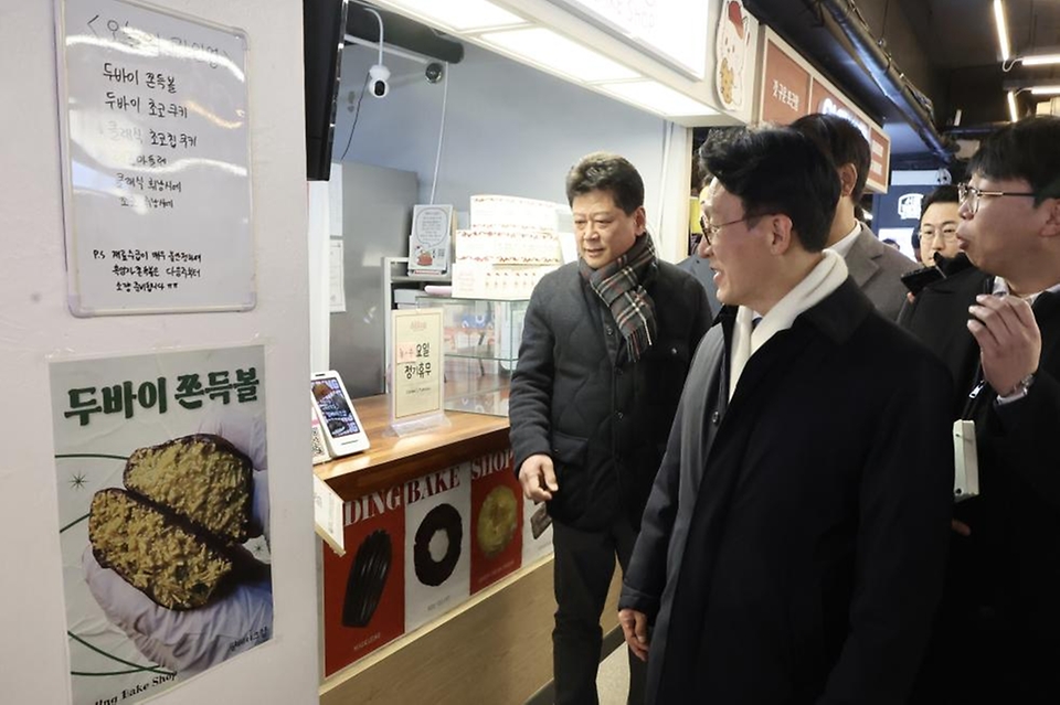 김민석 국무총리가 1월 21일 동대문구 경동시장을 방문, 시장을 둘러보고 상인들과의 간담회를 주재하고 있다.