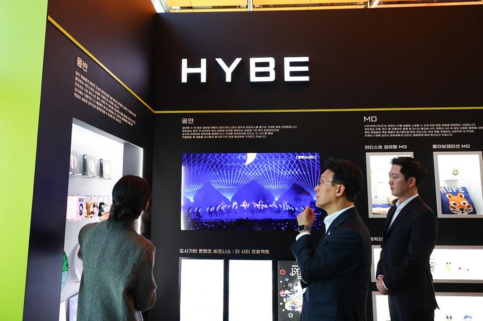 김민석 국무총리가 1월 21일 용산구 하이브 사옥을 방문, 홍보부스 관람 및  청년 종사자 타운홀 미팅을 주재하고 있다.