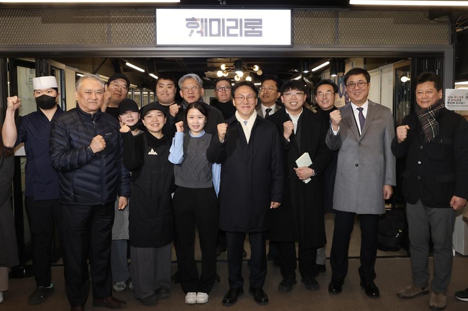 김민석 국무총리가 1월 21일 동대문구 경동시장을 방문, 시장을 둘러보고 상인들과의 간담회를 주재하고 있다.