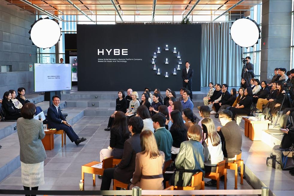 김민석 국무총리가 1월 21일 용산구 하이브 사옥을 방문, 홍보부스 관람 및  청년 종사자 타운홀 미팅을 주재하고 있다.