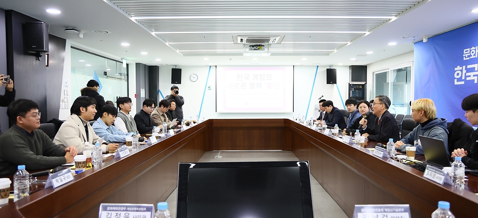 김영수 문화체육관광부 제1차관은 1월 21일 오후 경기도 성남시 판교 게임인재원과 글로벌게임허브센터를 찾아 청년 게임인들과 새로운 게임 정책 방향을 논의했다.