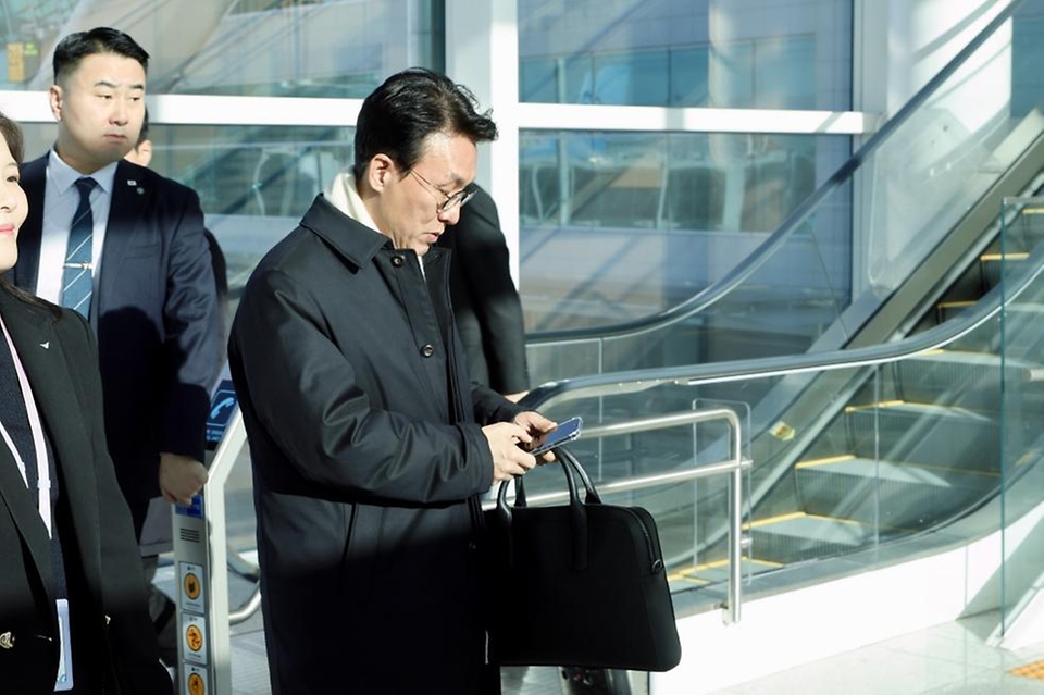2박 5일 일정으로 미국 워싱턴DC와 뉴욕을 방문하는 김민석 국무총리가 1월 22일 인천국제공항을 통해 출국을 하고 있다.