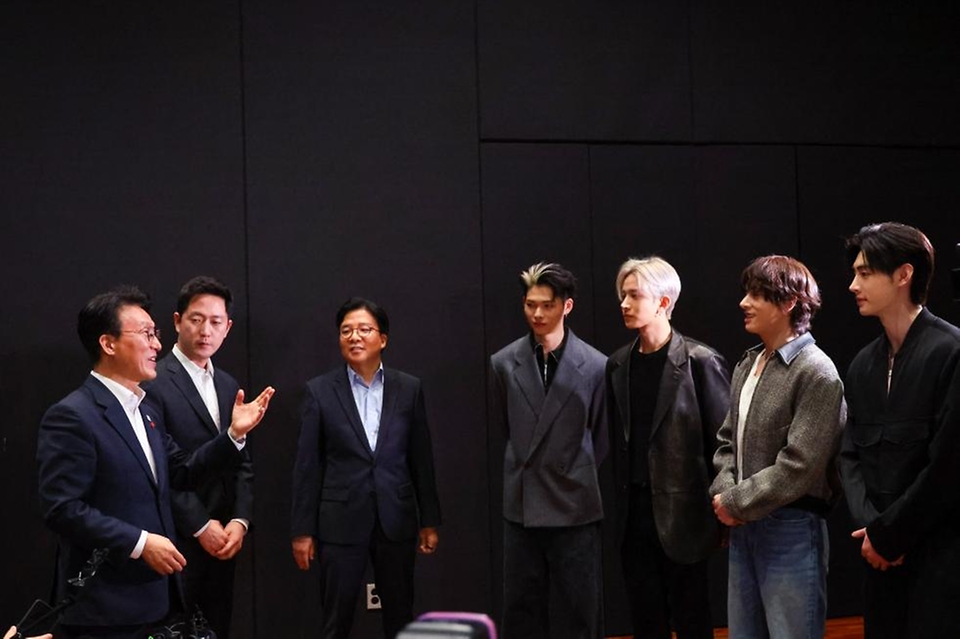 김민석 국무총리가 1월 21일 용산구 하이브 사옥을 방문, 홍보부스 관람 및  청년 종사자 타운홀 미팅을 주재하고 있다.