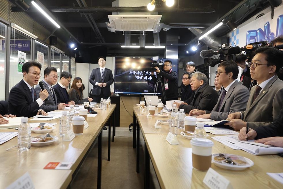 김민석 국무총리가 1월 21일 동대문구 경동시장을 방문, 시장을 둘러보고 상인들과의 간담회를 주재하고 있다.