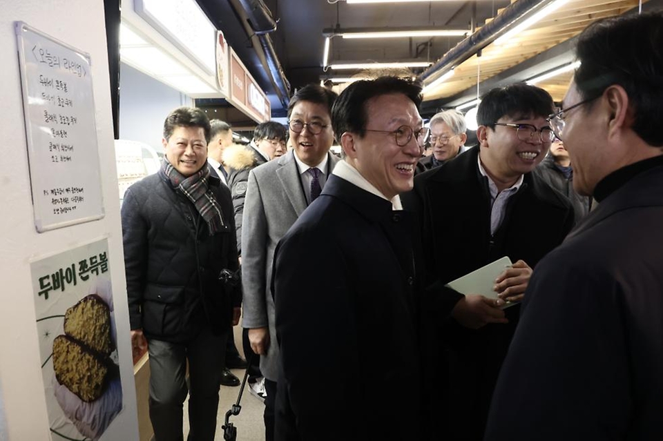 김민석 국무총리가 1월 21일 동대문구 경동시장을 방문, 시장을 둘러보고 상인들과의 간담회를 주재하고 있다.