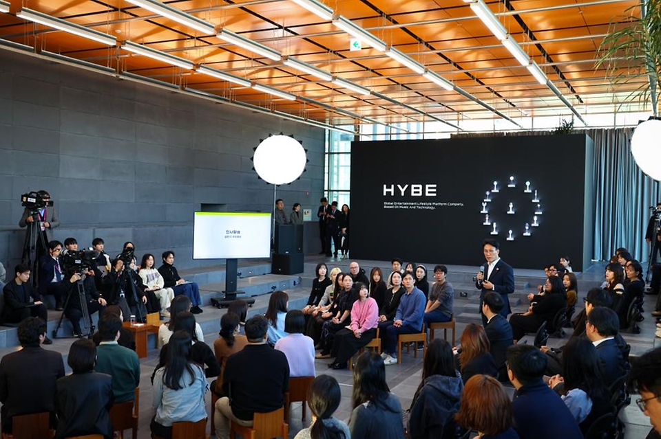 김민석 국무총리가 1월 21일 용산구 하이브 사옥을 방문, 홍보부스 관람 및  청년 종사자 타운홀 미팅을 주재하고 있다.