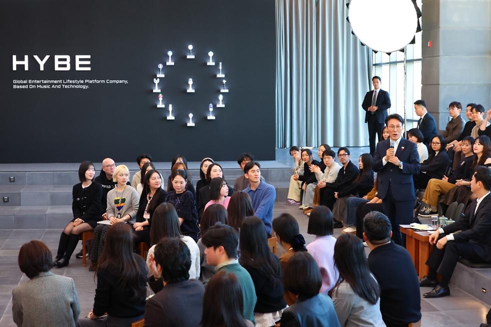 김민석 국무총리가 1월 21일 용산구 하이브 사옥을 방문, 홍보부스 관람 및  청년 종사자 타운홀 미팅을 주재하고 있다.