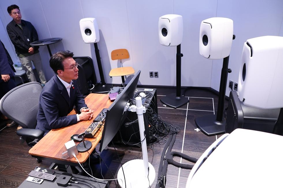 김민석 국무총리가 1월 21일 용산구 하이브 사옥을 방문, 홍보부스 관람 및  청년 종사자 타운홀 미팅을 주재하고 있다.