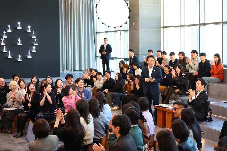 김민석 국무총리가 1월 21일 용산구 하이브 사옥을 방문, 홍보부스 관람 및  청년 종사자 타운홀 미팅을 주재하고 있다.