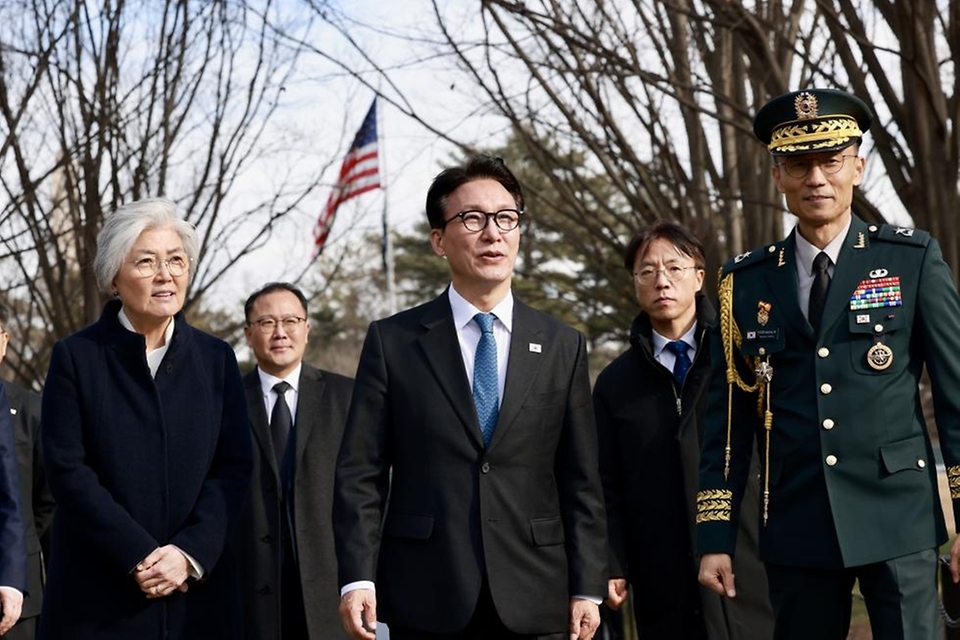 미국을 방문 중인 김민석 국무총리가 1월 22일(현지시간) 미국 한국전 참전기념공원에 방문, 헌화 및 묵념을 하고 있다.